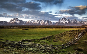 Картинка природа поля горы равнина лес трава изгородь тучи