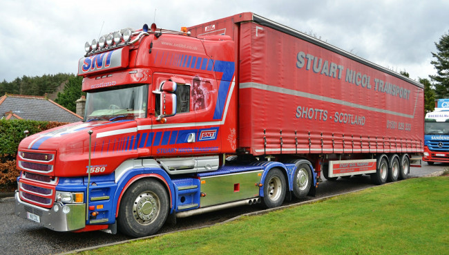 Обои картинки фото scania, автомобили, scania , выставка, улица, ab, автобусы, двигатели, грузовые, швеция, судовые, дизельные