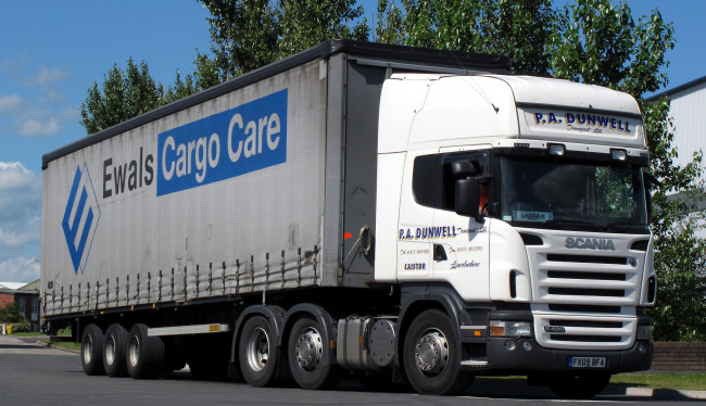 Обои картинки фото scania, автомобили, scania , выставка, улица, грузовые, швеция, ab, судовые, дизельные, двигатели, автобусы