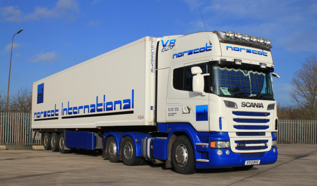 Обои картинки фото scania, автомобили, scania , выставка, улица, швеция, грузовые, дизельные, двигатели, автобусы, судовые, ab