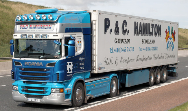 Обои картинки фото scania, автомобили, scania , выставка, улица, двигатели, швеция, автобусы, судовые, дизельные, грузовые, ab