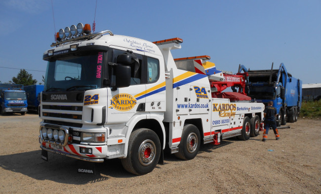 Обои картинки фото scania, автомобили, scania , выставка, улица, грузовые, автобусы, двигатели, дизельные, судовые, ab, швеция