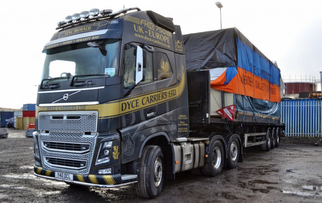 Обои картинки фото volvo, автомобили, volvo trucks , выставка, улица, грузовые, швеция, легковые, aktiebolaget