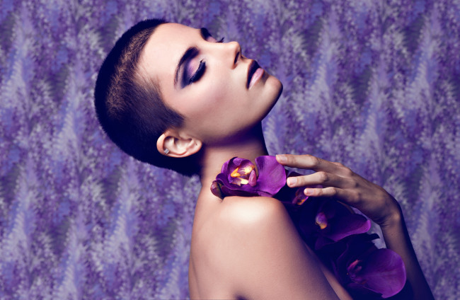 Обои картинки фото jade buchanan, девушки, стрижка, jade, buchanan, цветы, орхидеи, макияж