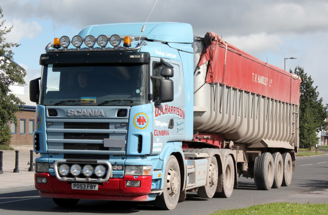 Обои картинки фото scania, автомобили, scania , выставка, улица, дизельные, швеция, судовые, ab, грузовые, автобусы, двигатели