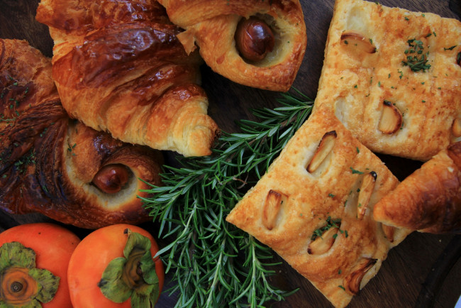Обои картинки фото еда, хлеб,  выпечка, выпечка, хурма, зелень