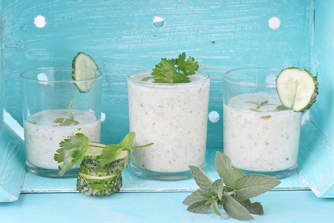 Обои картинки фото еда, напитки,  коктейль, огурцы, зелень, коктейль