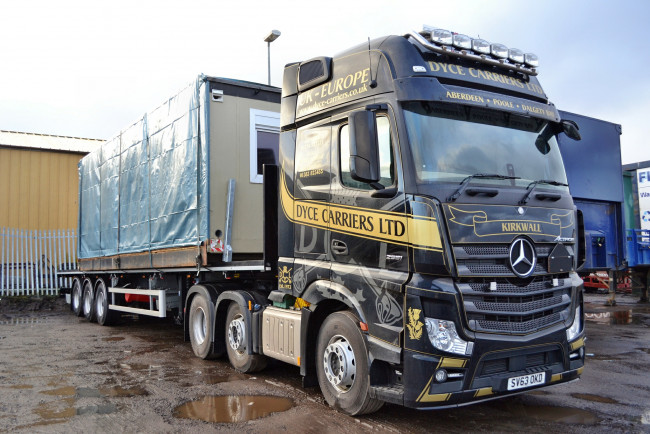 Обои картинки фото mercedes, автомобили, mercedes trucks, автобусы, двигатели, daimler, подразделение, ag, германия, mercedes-benz, легковые, грузовики