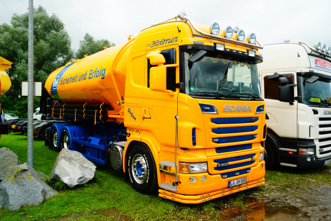 Обои картинки фото scania, автомобили, scania , выставка, улица, автобусы, двигатели, судовые, швеция, ab, дизельные, грузовые