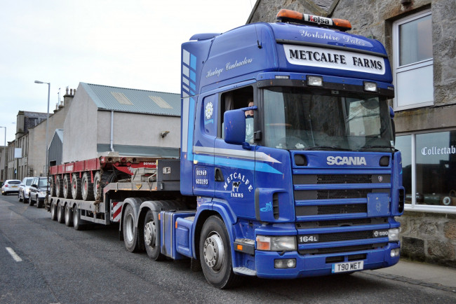 Обои картинки фото scania, автомобили, scania , выставка, улица, двигатели, дизельные, грузовые, швеция, ab, судовые, автобусы