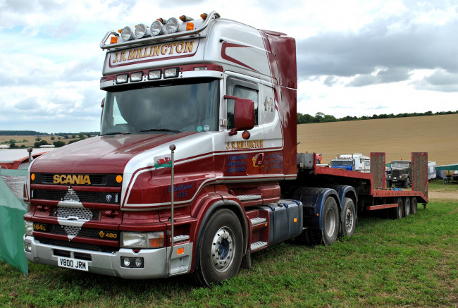 Обои картинки фото scania, автомобили, scania , выставка, улица, грузовые, двигатели, судовые, дизельные, ab, швеция, автобусы