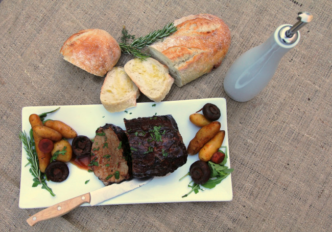 Обои картинки фото еда, мясные блюда, картофель, зелень, грибы, хлеб, мясо