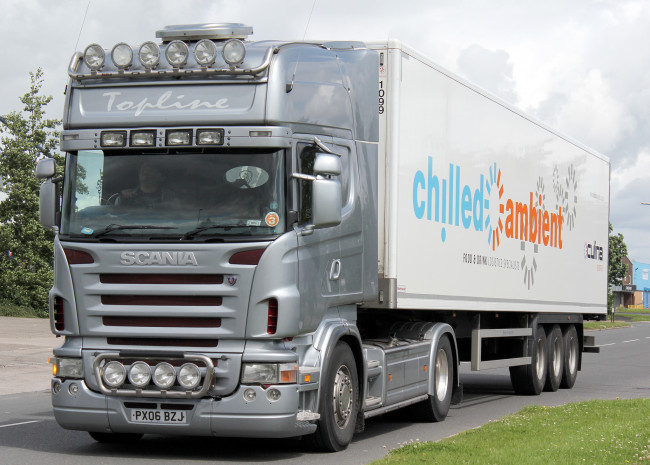 Обои картинки фото scania, автомобили, scania , выставка, улица, швеция, грузовые, двигатели, автобусы, дизельные, судовые, ab