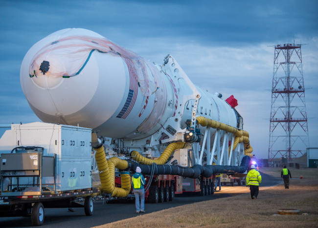 Обои картинки фото antares rocket rollout, космос, космические корабли,  космические станции, ракета, транспортировка
