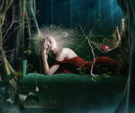 Картинка фэнтези фотоарт ягоды яблоко гамак девушка сюрреализм деревья лес креатив