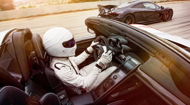 Обои картинки фото стиг на porshe, автомобили, разные вместе, стиг, на, porshe, догоняет, новый, макларен