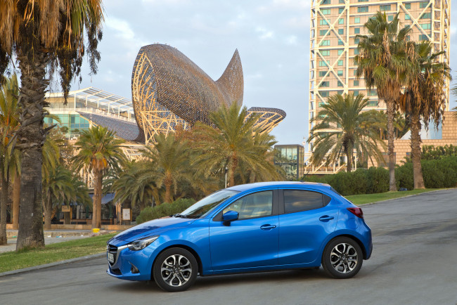 Обои картинки фото 2014 mazda 2, автомобили, mazda, металлик, улица, голубой