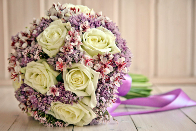 Обои картинки фото цветы, букеты,  композиции, розы, лента