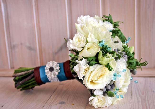 Обои картинки фото цветы, букеты,  композиции, гвоздика, бусинки, розы