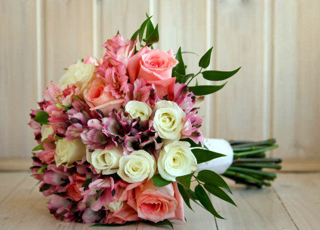 Обои картинки фото цветы, букеты,  композиции, альстромерия, розы