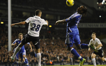 Картинка спорт футбол стадион игра игроки футболисты прыжок мяч