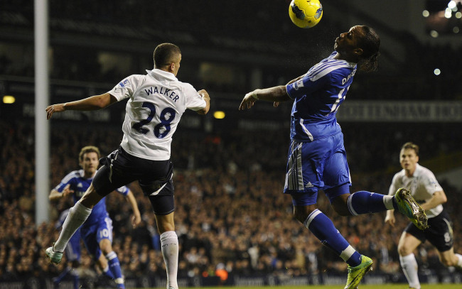 Обои картинки фото спорт, футбол, стадион, игра, игроки, футболисты, прыжок, мяч