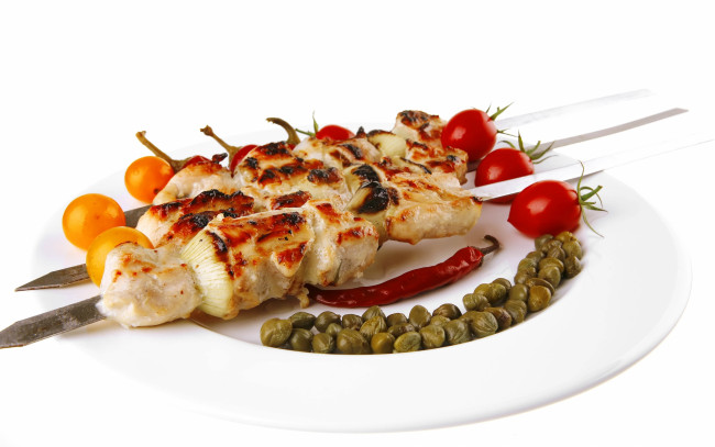Обои картинки фото еда, шашлык,  барбекю, мясо, шампуры, помидоры, каперсы, перчик, острый
