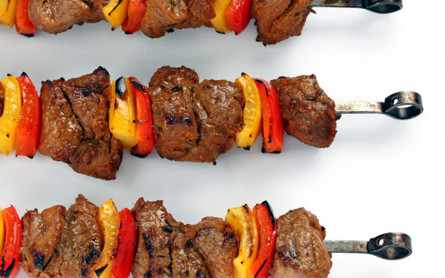 Обои картинки фото еда, шашлык,  барбекю, перец, мясо, шампуры