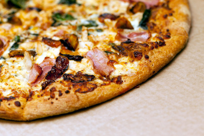 Обои картинки фото еда, пицца, поджаристая