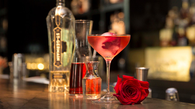 Обои картинки фото еда, напитки, роза, коктейль, вино