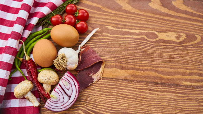 Обои картинки фото еда, разное, ветчина, чеснок, лук, перец, помидоры, яйца, томаты