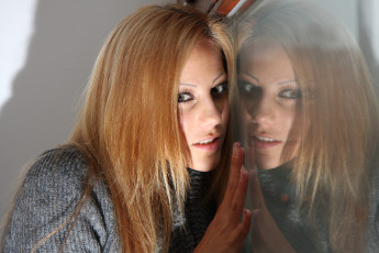 Картинка anita+pearl девушки anita pearl девушка модель блондинка поза свитер взгляд кофта макияж флирт стекло отражение лицо портрет