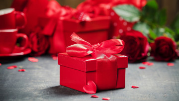 Картинка праздничные подарки+и+коробочки алый бант подарок лента