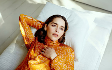 Картинка девушки emilia+clarke взгляд