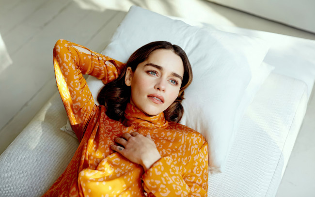 Обои картинки фото девушки, emilia clarke, взгляд