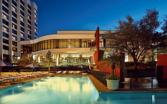 Обои картинки фото интерьер, бассейны,  открытые площадки, отель, бассейн, вечер