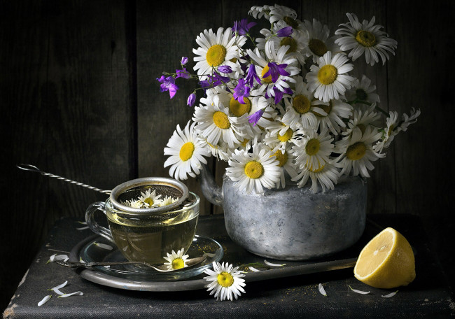 Обои картинки фото еда, напитки,  чай, лимон, ромашковый, чай, букет, ромашки, колокольчики