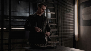 Картинка zone+414+ +2021+ кино+фильмы zone+414 триллер zone 414 author oreskis guy pearce кадры фантастика david carmichael гай пирс