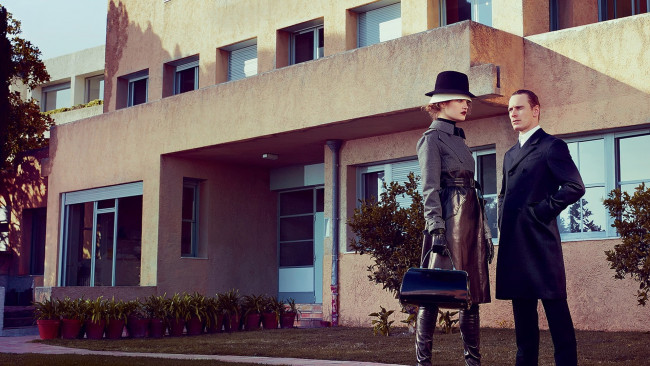 Обои картинки фото разное, мужчина женщина, пара, шляпа, плащ, сумка, дом, наталья, водянова