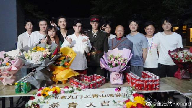 Обои картинки фото разное, знаменитости, the, mystic, nine, qing, shan, hai, tang, таинственная, девятка, зеленые, горы, и, бегония