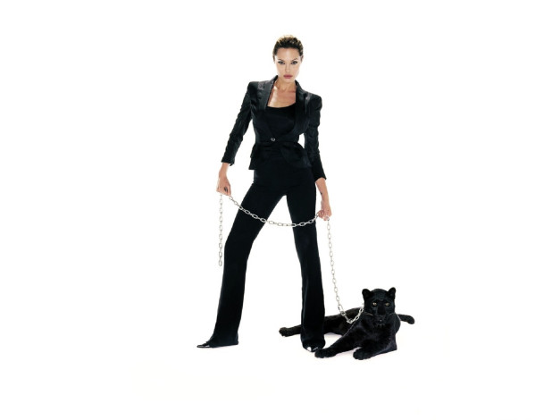 Обои картинки фото девушки, angelina jolie, актриса, костюм, жакет, брюки, цепь, пантера