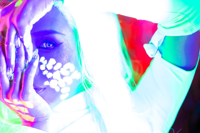 Обои картинки фото девушки, nonsummerjack, зеленые, волосы, купальник, неон, граффити, коридор, топ