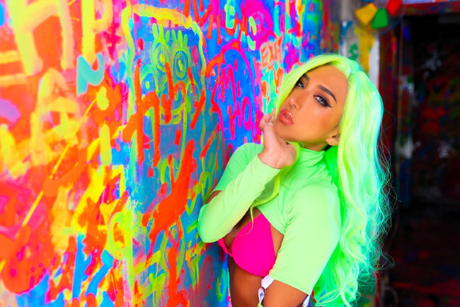 Обои картинки фото девушки, nonsummerjack, зеленые, волосы, купальник, неон, граффити, коридор, топ