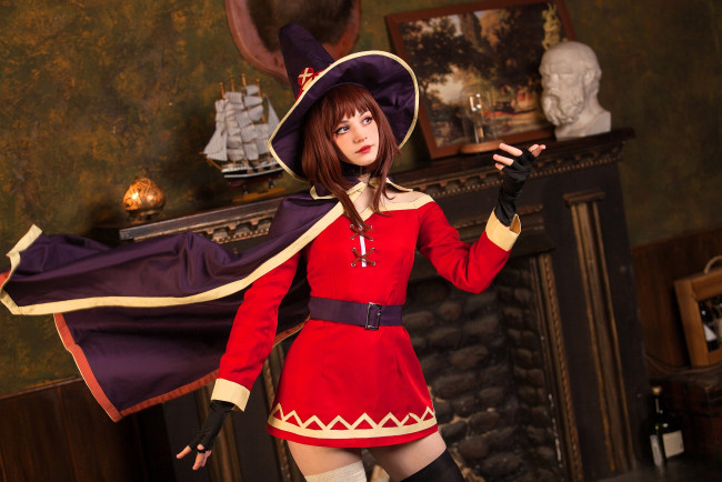 Обои картинки фото девушки, tenletters, косплей, образ, наряд, костюм, шляпа, плащ, камин