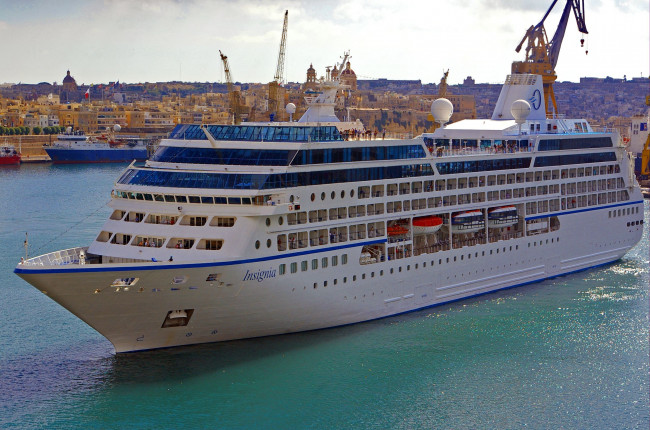 Обои картинки фото корабли, лайнеры, большой, город, круиз