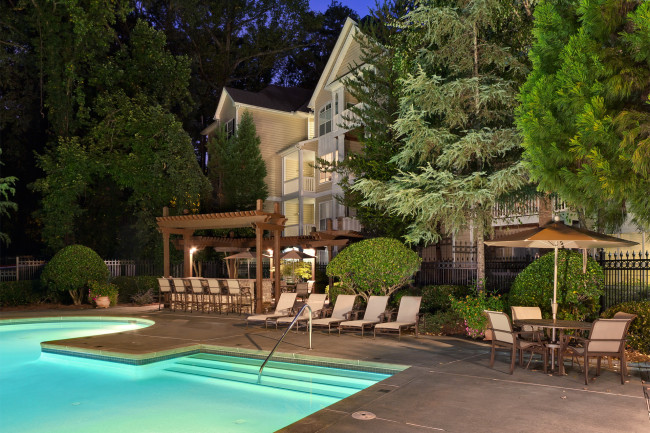 Обои картинки фото интерьер, бассейны, открытые, площадки, деревья, бассейн, дом, ландшафт