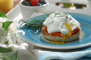 Картинка еда блины +оладьи фон тарелка сметана оладьи зелень соус