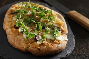 Картинка еда пицца начинка фон доска нож зелень