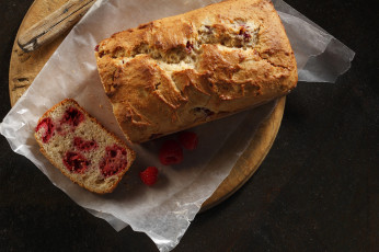 Картинка еда пироги доска фон бумага малиновый пирог малина выпечка