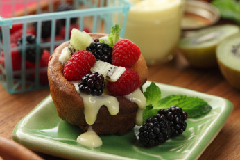 Картинка еда пирожные +кексы +печенье листья мяты киви тарелка ежевика малина сгущенка кекс ягоды